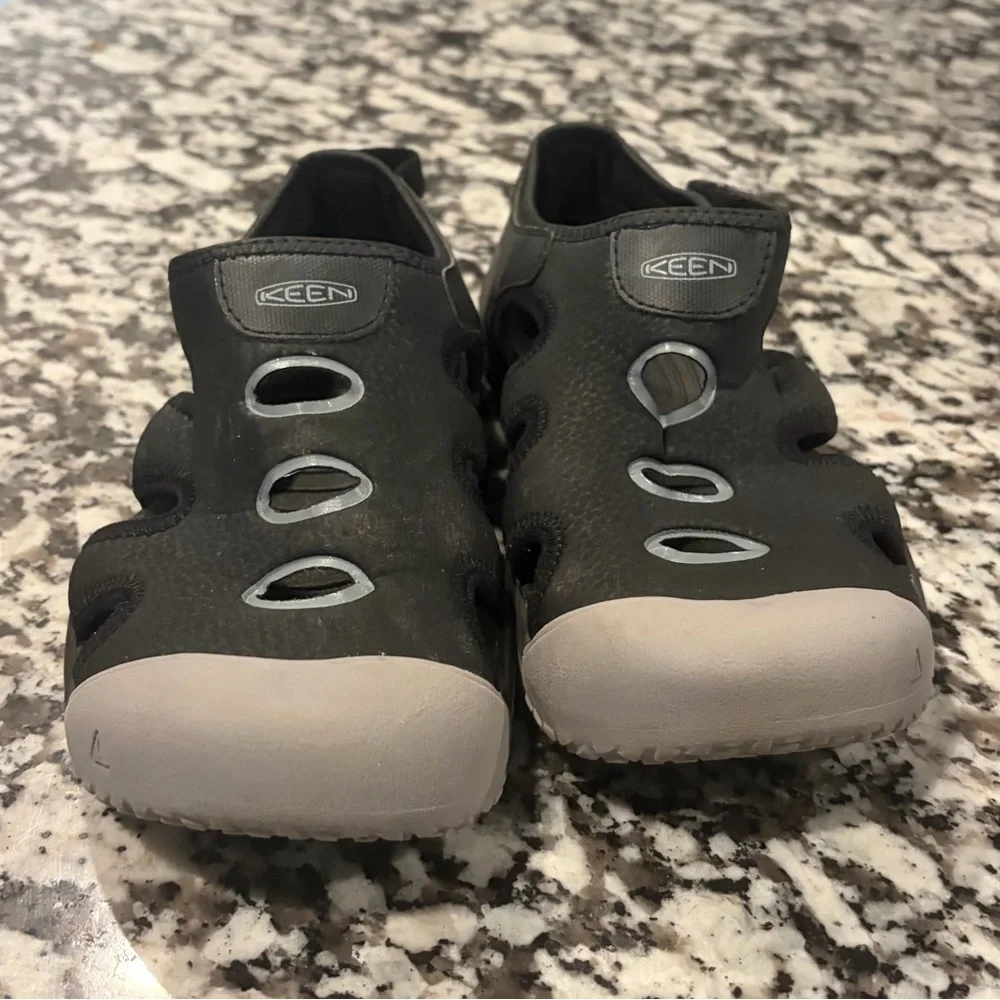 Keen Stingray black closed toe water shoes